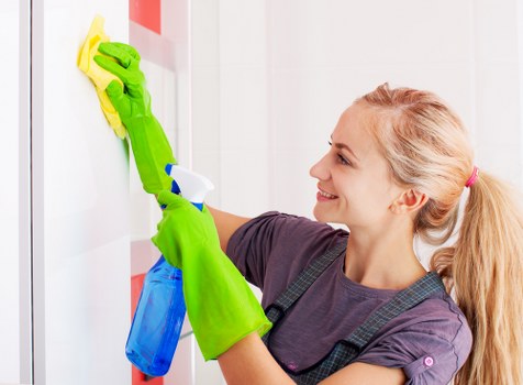 Professional cleaning of a rental kitchen during end of tenancy service