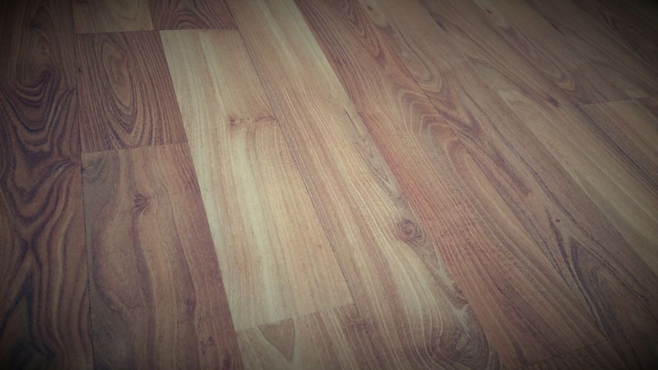 How to clean laminate flooring to remove water stains